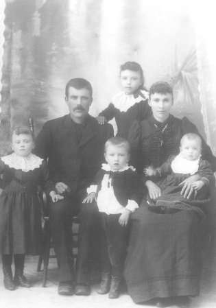 015 Rose (Dahlheimer) and Andrew Dehn, with children Tillie, Rose, John, Henry